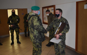 Poděkování zástupce velitele 151. žpr kpt. Komínkovi.